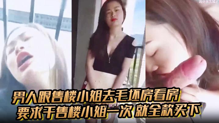 一位穿着男士鞋子的年轻女士和一位姐姐留下了她的头发，在护理室里。