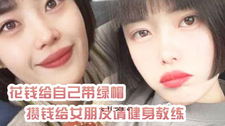 绿帽子将光线照射到花链上。